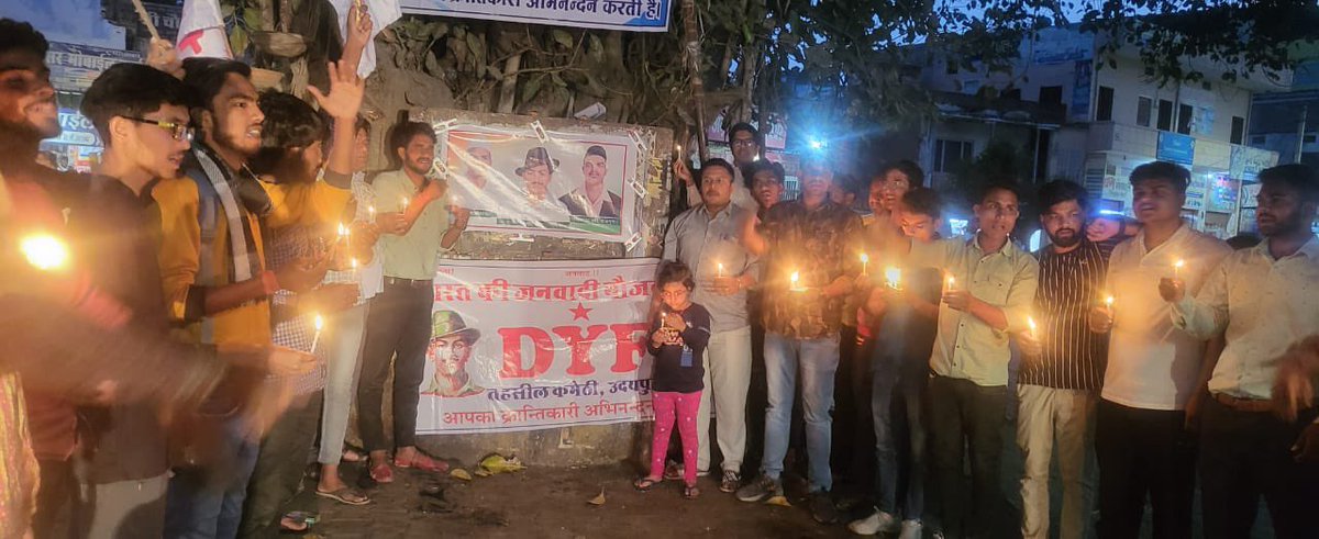 jhunjhunu_sfi's tweet photo. भारत की जनवादी नौजवान सभा DYFI व SFI तहसील कमेटी उदयपुरवाटी द्वारा शहीद ए आजम सरदार भगत सिंह,सुखदेव, राजगुरु के 93वें शहादत दिवस पर घुमचककर सर्किल पर कैंडल मार्च का आयोजन कर श्रद्धांजलि दी गई।
#SFI
#sfi_उदयपुरवाटी ￼
#sfi_झुंझुनूं
#JoinSFI
#Be_a_complete_student https://t.co/Gd4sLFRMpQ
