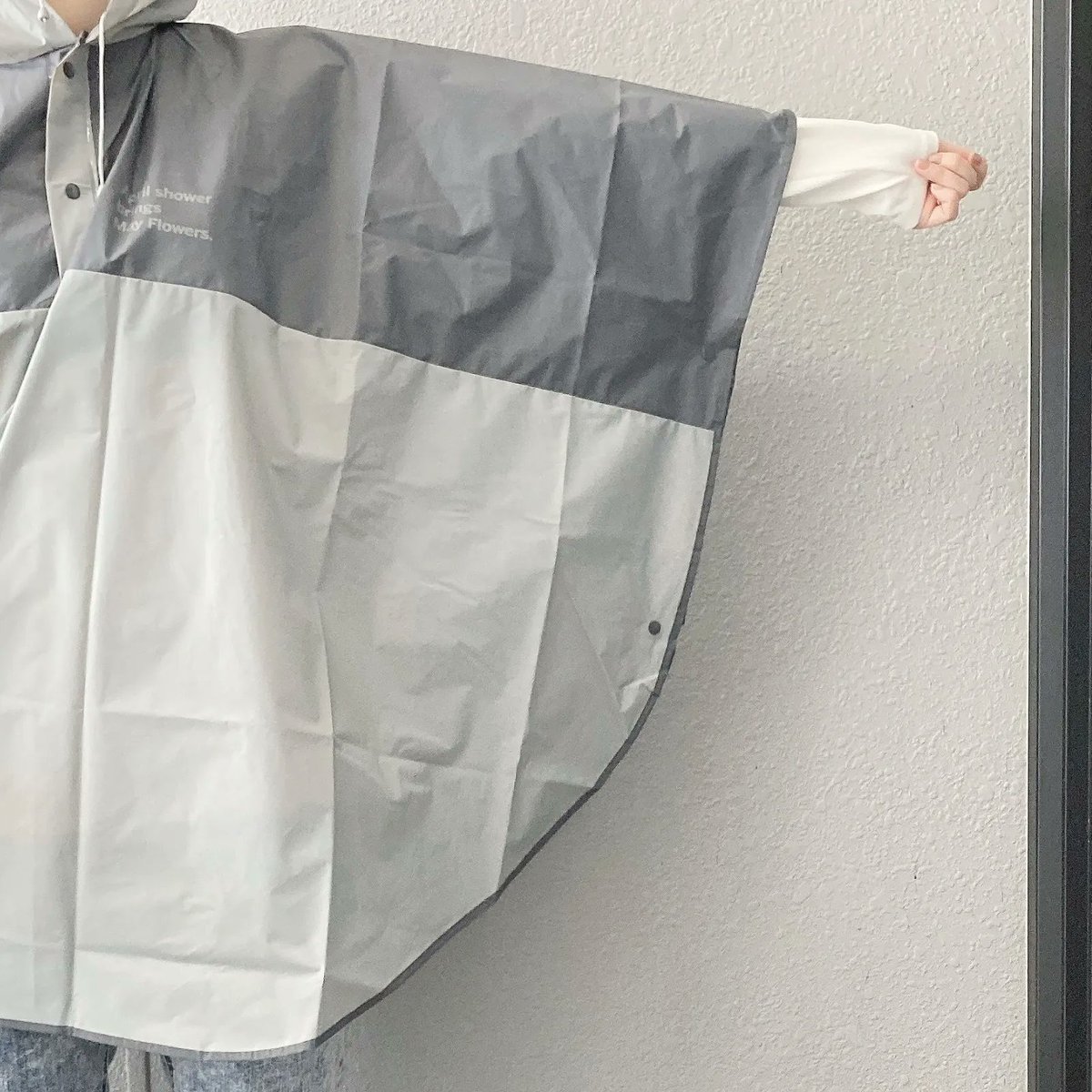 「【3coins】コスパどうなってんの?バイカラーが可愛い「550円レイングッズ」」|BuzzFeed Japanのイラスト