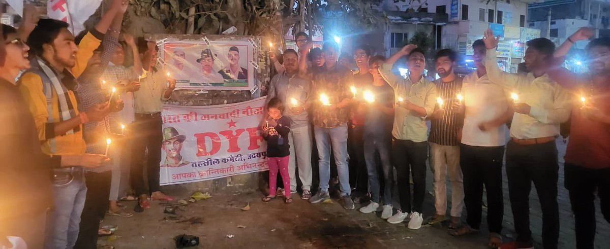 jhunjhunu_sfi's tweet photo. भारत की जनवादी नौजवान सभा DYFI व SFI तहसील कमेटी उदयपुरवाटी द्वारा शहीद ए आजम सरदार भगत सिंह,सुखदेव, राजगुरु के 93वें शहादत दिवस पर घुमचककर सर्किल पर कैंडल मार्च का आयोजन कर श्रद्धांजलि दी गई।
#SFI
#sfi_उदयपुरवाटी ￼
#sfi_झुंझुनूं
#JoinSFI
#Be_a_complete_student https://t.co/Gd4sLFRMpQ