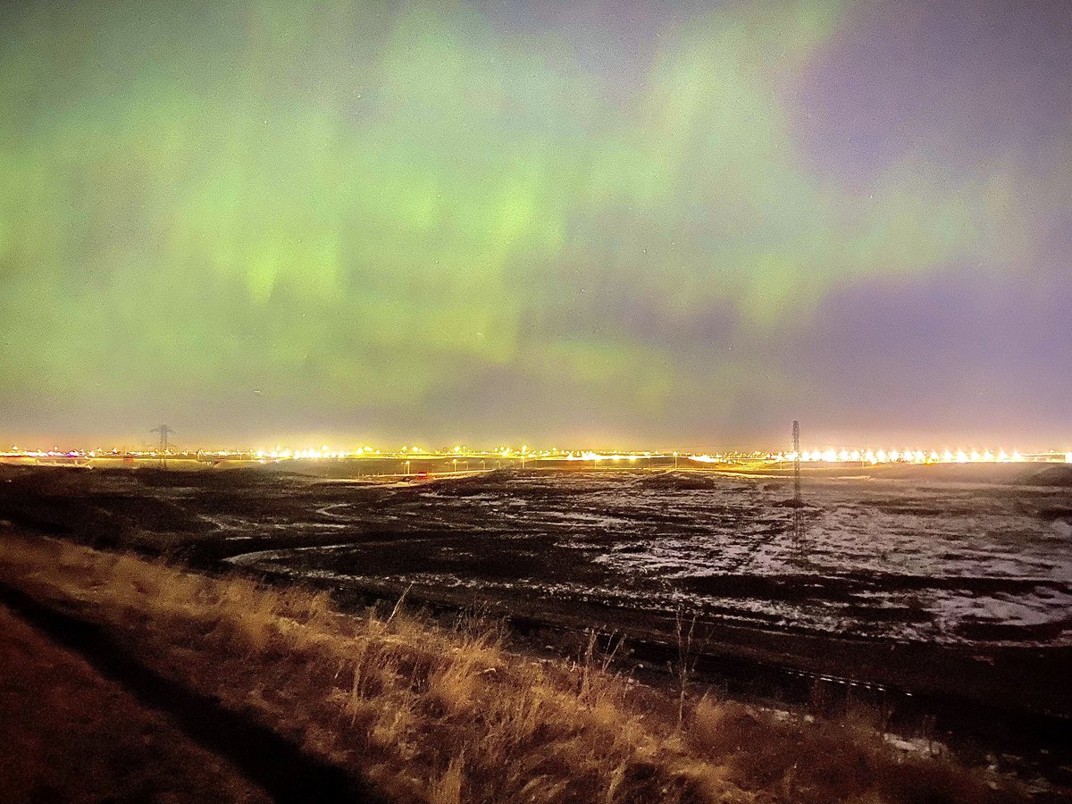 savenosecreek's tweet photo. If we are successful in creating a Park in the Nose Creek Valley we want to become an Urban Star Park for nights like TONIGHT!! #SaveNoseCreek #SNCsky #yyc #rockyviewcounty #airdrie #yyccc #abpoli #cdnpoli #aurora #AuroraBorealis #northernlights https://t.co/JCFd0qTerK