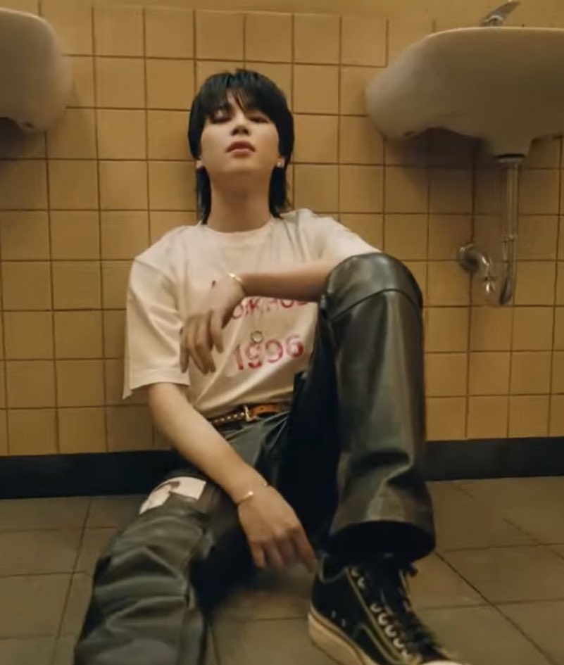 btsfashionhr's tweet photo. park jimin is so fine https://t.co/NHvnNNhetC