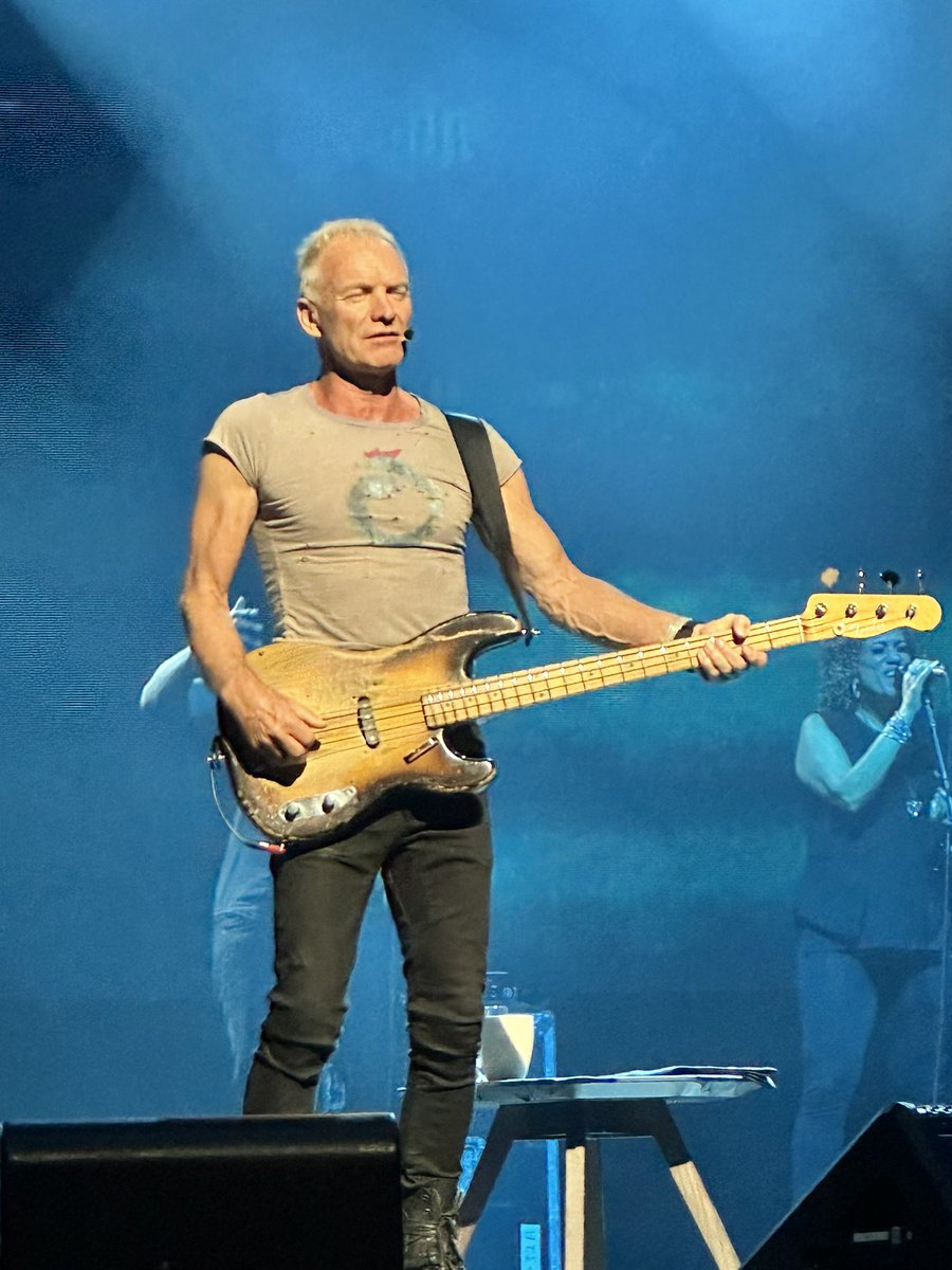 jmcl_gtr's tweet photo. Thank you @OfficialSting for an absolute amazing concert in #Singapore ! You are not only a fantastic musician, but a great soul ! https://t.co/bmQpjUBUI4