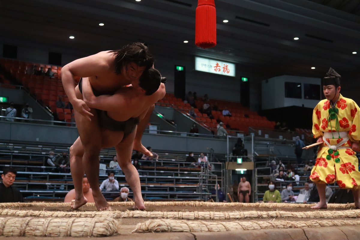 十三日目の様子＞ 三段目取組。 欧山田（4勝3敗）あびせたおし 山藤