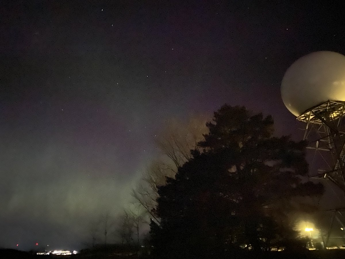 NWSLaCrosse's tweet photo. We hope everybody is enjoying the northern lights tonight! Let's see those pictures! #PhoneOnly https://t.co/uXSVnc5Zkg