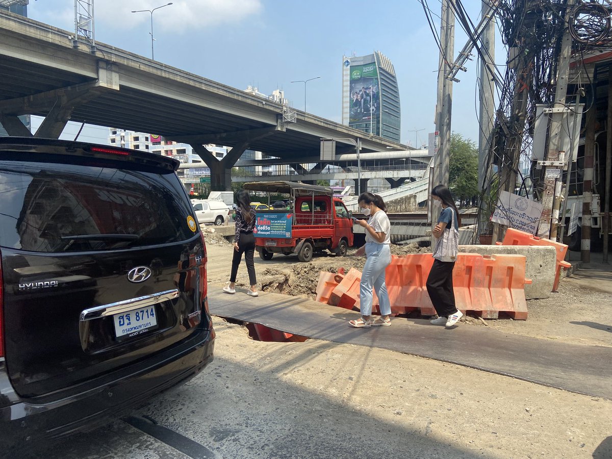 yingvimonwan's tweet photo. ปากซอยวิภาวดี16 ต้องระวัง หลุมใหญ่มาก @js100radio https://t.co/NvKVXETRsj