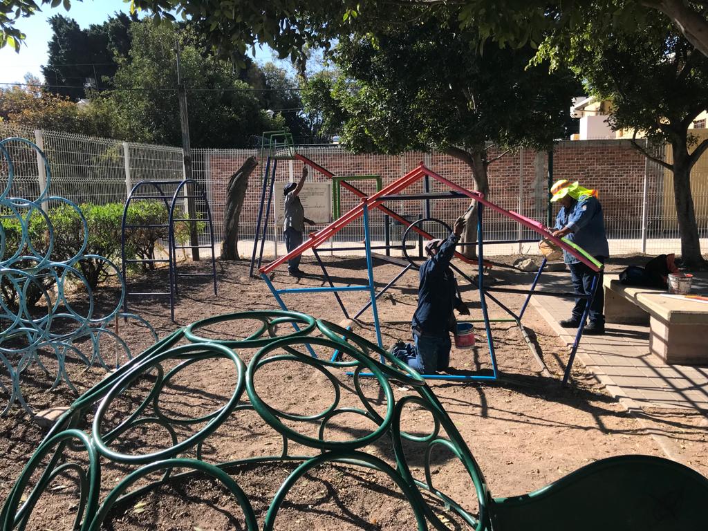serviciospirap's tweet photo. Para que niñas y niños disfruten de mejores espacios públicos en la colonia Fovissste, iniciamos el mejoramiento del mobiliario urbano de su #ParqueVecinal. ¡Cuídalo!
Es trabajo de todos mantenerlo en buenas condiciones. ✅
#ÉchanosLaMano https://t.co/CIHD8oFUxm