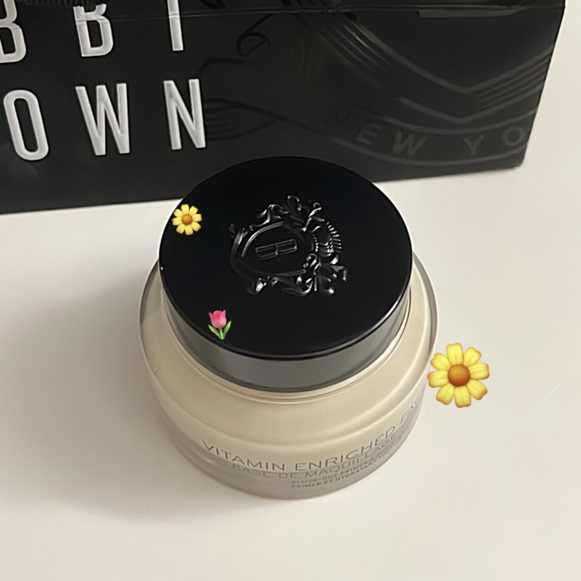 ดูคลิปคุณน้ำหอม แล้วเขาบอกว่าเพื่อนหน้าเนียนมาก เลยถามว่าใช้รองพื้นอะไร สรุปเพื่อนใช้แค่ เบสวิตามิน+คอนซีเลอร์+แป้ง เลยลองสั่งมาใช้ดู สรุปดีจริง T—T หน้าไม่โทรม+เมคอัพติดทนมาก 🌟