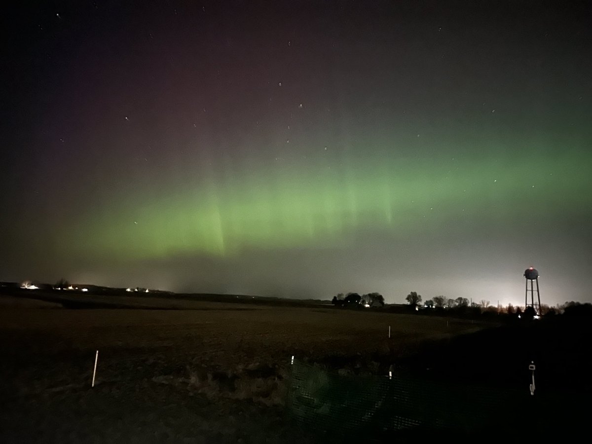 jamessantee's tweet photo. Looking north of Janesville, IA tonight. #northernlights https://t.co/uiin9PoFFp