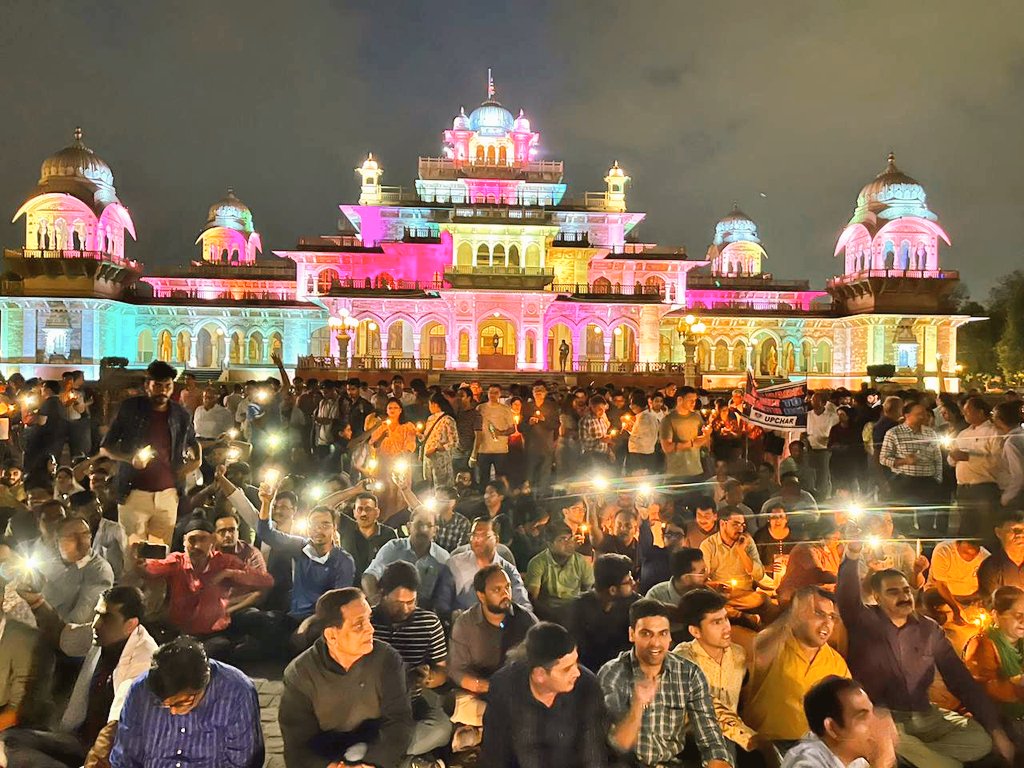 When dictatorship is a fact, revolution becomes a right.#Righttoprotest Rajasthan doctors Need pan India support @MedicosUnited @AIIMSRDA @FordaIndia @FAIMA_INDIA_ @RdaUcms @rda_rml @RDA_SJH @RDAMP_OFFICIAL @GmcRda @karnatakarda @PMOIndia @OfficeOf_MM @TheLallantop @saurabhtop