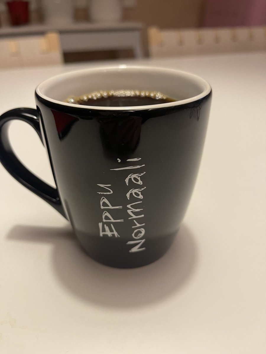 Mukinvaihdon kautta uuteen päivään. Illalla luvassa musiikillinen pläjäys #40VuottaYötä #EnsinJuodaanAinaKahvit ja illalla ehkä #Yömyssy