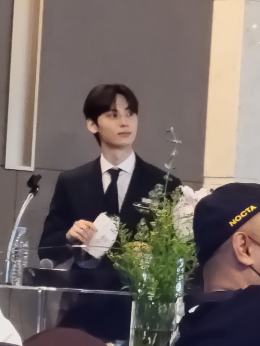 miming809's tweet photo. ... 아니 미친 황민현 이런 비주얼로 결혼식사회를.... 결혼이고 뭐고 당장 사회자분 손잡고 뛰쳐나갈 거 같은 비주얼이신데, https://t.co/5VJ01W3V6z
