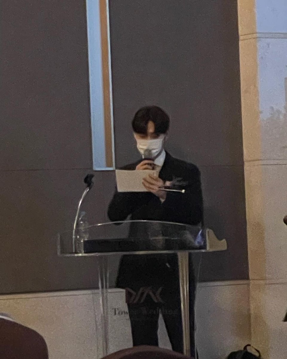 miming809's tweet photo. ... 아니 미친 황민현 이런 비주얼로 결혼식사회를.... 결혼이고 뭐고 당장 사회자분 손잡고 뛰쳐나갈 거 같은 비주얼이신데, https://t.co/5VJ01W3V6z