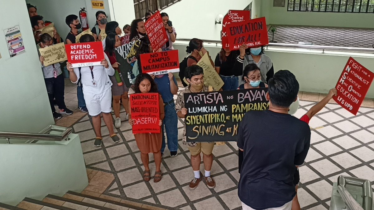 TINGNAN: Naglunsad ng protesta ang mga Iskolar ng bayan sa CAL Building upang ipanawagan ang pagbabasura sa Mandatory ROTC, pagdepensa sa kalayaang pang-akademiko, at karapatan para sa abot-kaya, makamasa, at siyentipikong edukasyon.

#March2Merge4Eduk
#DefendUP