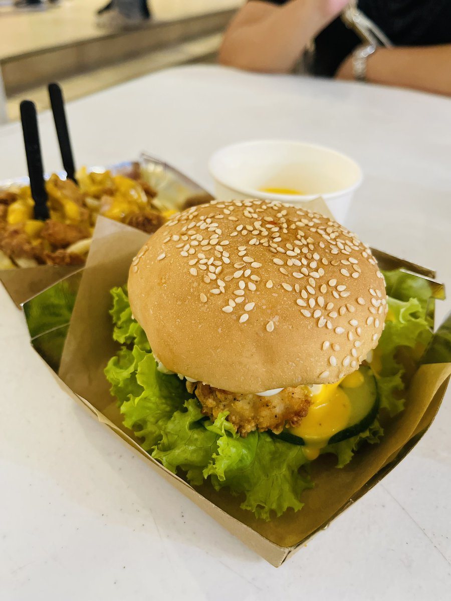 CdoLifestyle's tweet image. Lami pud ni cya mga besh in fairness! 😋

🍔 Ba Bun’s Chic Bun- 💯 real chicken with cheese sauce for only php75.00

📌 Centrio Ayala for the #BigBite Food Festival 

Gora na! 😍

#babun #cdofood #foodtrip #TakeABigBiteAtCentrio #CDOLifestyle
