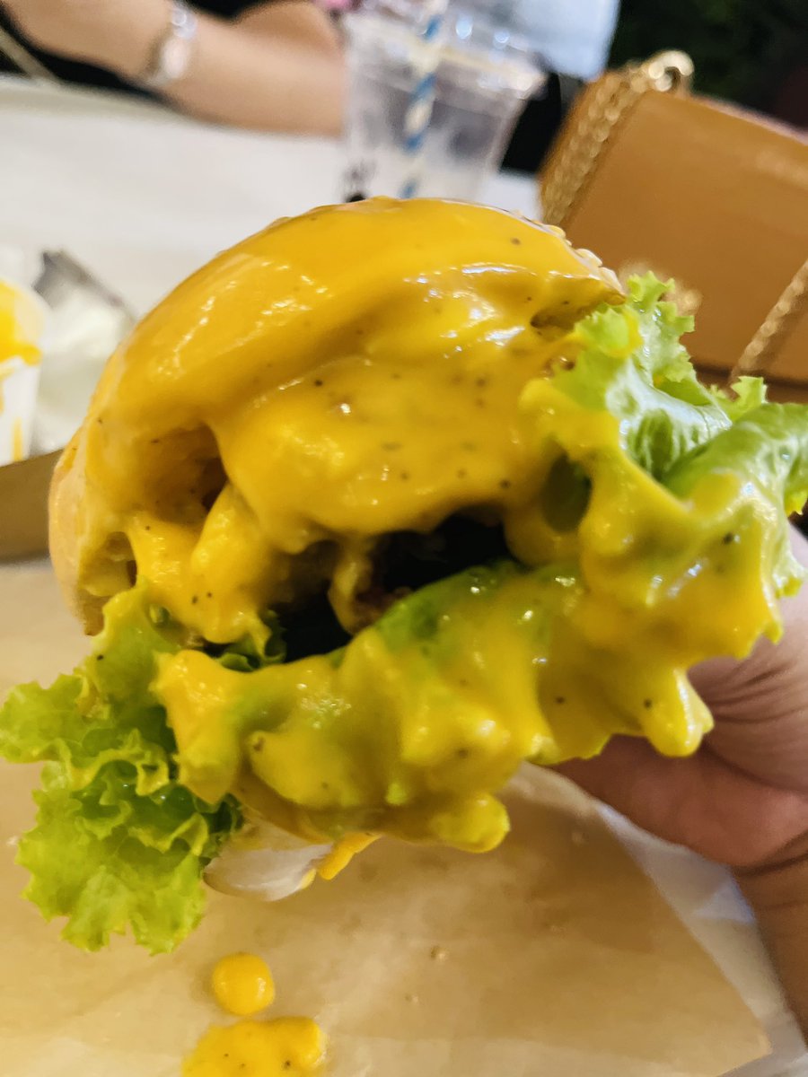 CdoLifestyle's tweet image. Lami pud ni cya mga besh in fairness! 😋

🍔 Ba Bun’s Chic Bun- 💯 real chicken with cheese sauce for only php75.00

📌 Centrio Ayala for the #BigBite Food Festival 

Gora na! 😍

#babun #cdofood #foodtrip #TakeABigBiteAtCentrio #CDOLifestyle