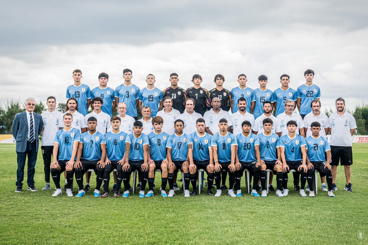 Uruguay's tweet photo. 👔 𝐃𝐞𝐥𝐞𝐠𝐚𝐜𝐢𝐨́𝐧 𝐨𝐟𝐢𝐜𝐢𝐚𝐥

Hoy viaja la 𝘀𝘂𝗯-𝟭𝟳 a Ecuador para disputar el Torneo Sudamericano @CONMEBOL. 

📌 7:25h parte el vuelo desde Montevideo 

¡𝑉𝑎𝑚𝑜𝑠 𝑛𝑜𝑠𝑜𝑡𝑟𝑜𝑠! 

#ElEquipoQueNosUne https://t.co/SYMN8W3vBv