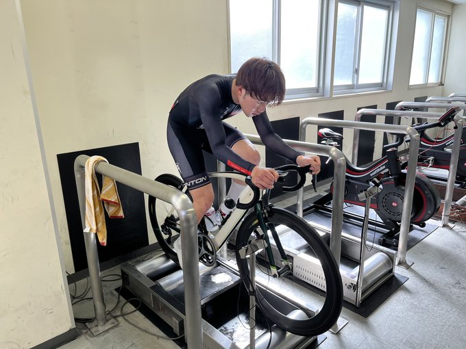 午前は函館・森田さんとインターバル。風が強すぎるから、午後は1時間で70km走って今日のロードは完了。これからウェイトし