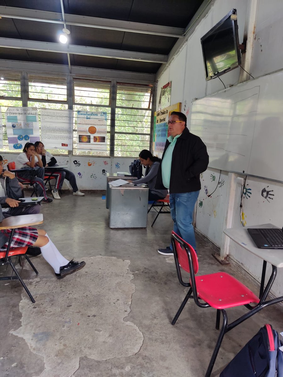 EstadisticaUV's tweet photo. ¡Queremos llegar a todas partes! 🧳

Nos fuimos al TEBAEV Chiltoyac a difundir nuestra Licenciatura https://t.co/arD23dGpm3
