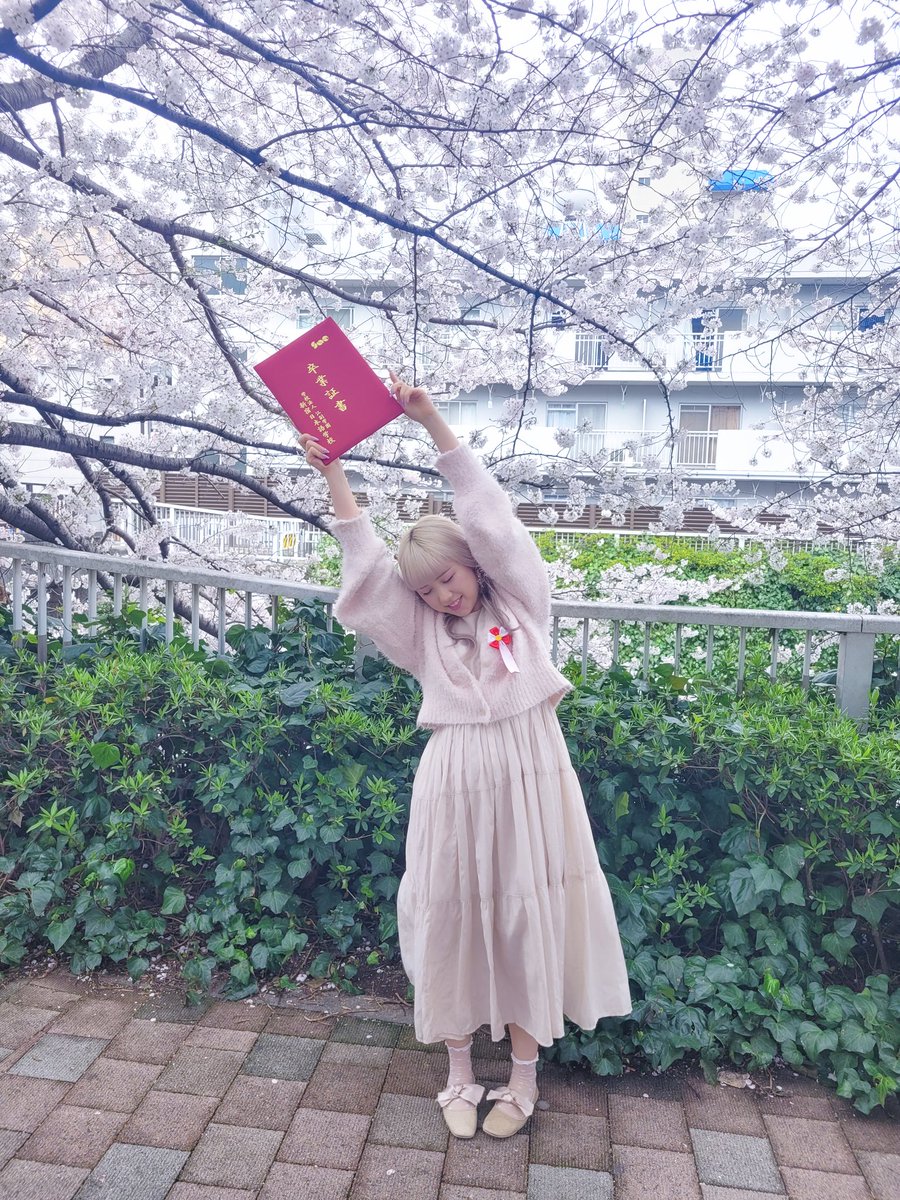 _asa_a_'s tweet photo. 日本語学校、卒業しました🌸🫧 https://t.co/hCkbjYJ06a