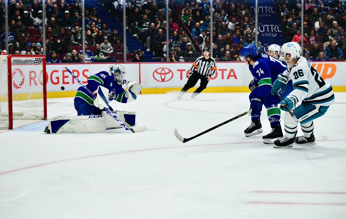 sjscommunity's tweet photo. With that 3rd period goal by Agozzino the Goals for Kids program jackpot just reached $200K! 🎉 Thank you to our Presenting Partners: @TaubePhilanthro, @Chegg, and @TechCU, and our Participating Sponsor: @SwensonCRE for their support! #GoalsForKids https://t.co/rWj51GVUnl