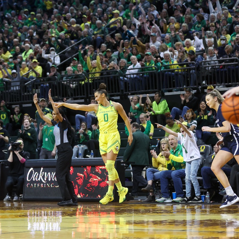 OregonWBB's tweet photo. Ducks' bench breaks out behind Hurst's season-high 23 points to send UO to the #WNIT quarterfinals.

✍️ @GoDucksMoseley 

#GoDucks | @WomensNIT