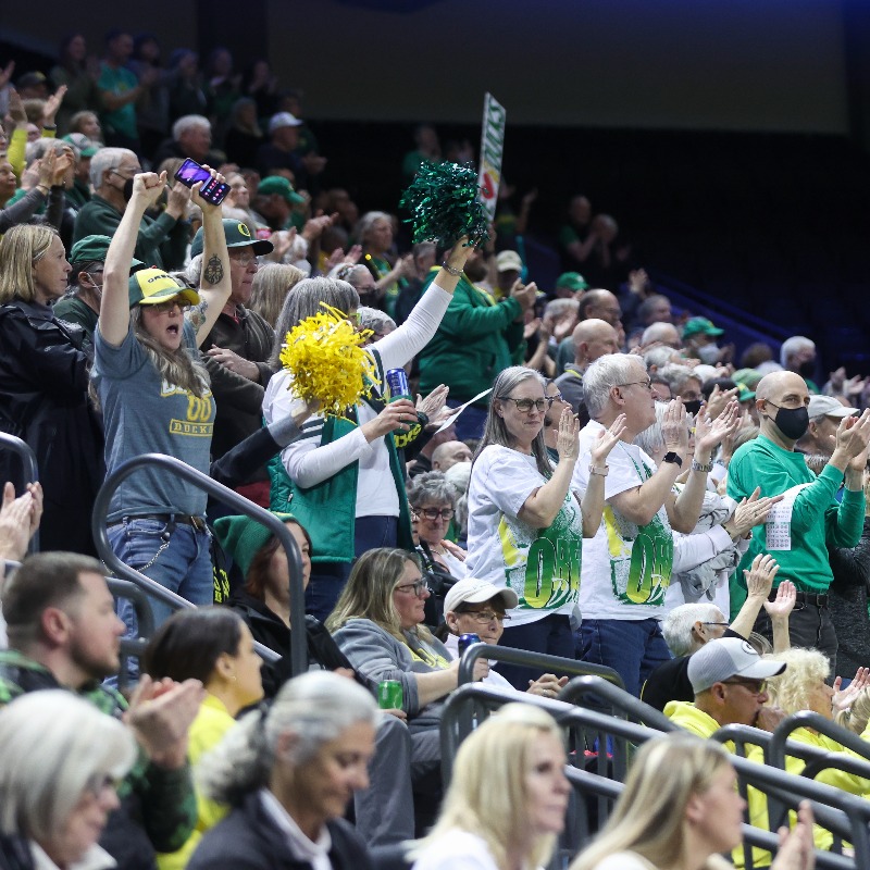 OregonWBB's tweet photo. Ducks' bench breaks out behind Hurst's season-high 23 points to send UO to the #WNIT quarterfinals.

✍️ @GoDucksMoseley 

#GoDucks | @WomensNIT