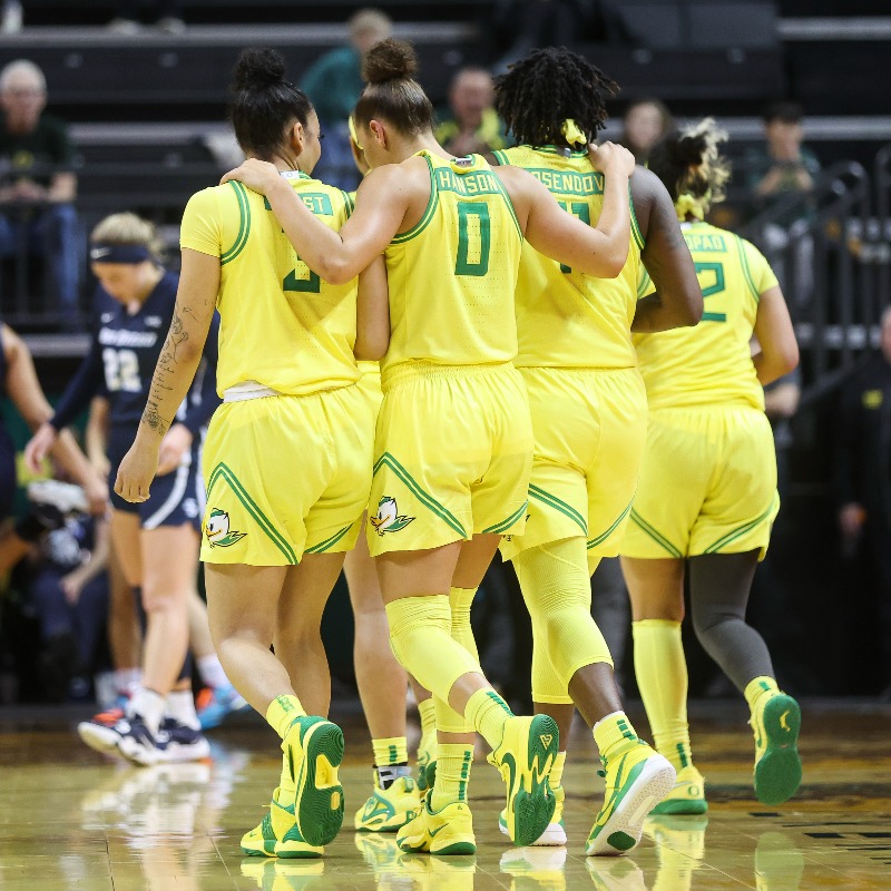 OregonWBB's tweet photo. Ducks' bench breaks out behind Hurst's season-high 23 points to send UO to the #WNIT quarterfinals.

✍️ @GoDucksMoseley 

#GoDucks | @WomensNIT