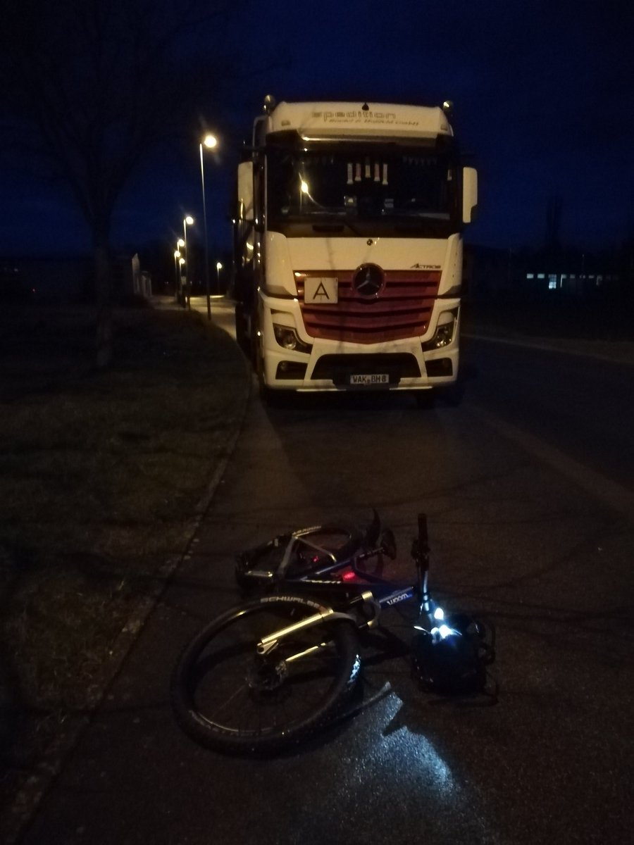 <a href="/PolizeiOFR/">Polizei Oberfranken</a> ist es erlaubt mit seinem LKW, den kompletten fahrradweg bei glend/coburg zu blockieren? Zum Glück ist mir bei dem Sturz nichts passiert.