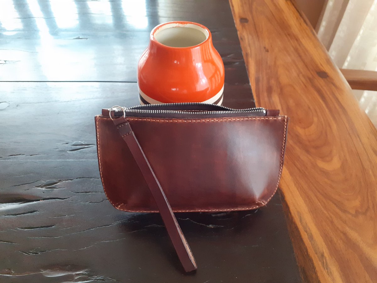 mothakwa's tweet photo. @Zama_Malunga I sell handcrafted leather accessories such wallets, cardholders, clutch bags and other accessories https://t.co/8jTGxbiuJs