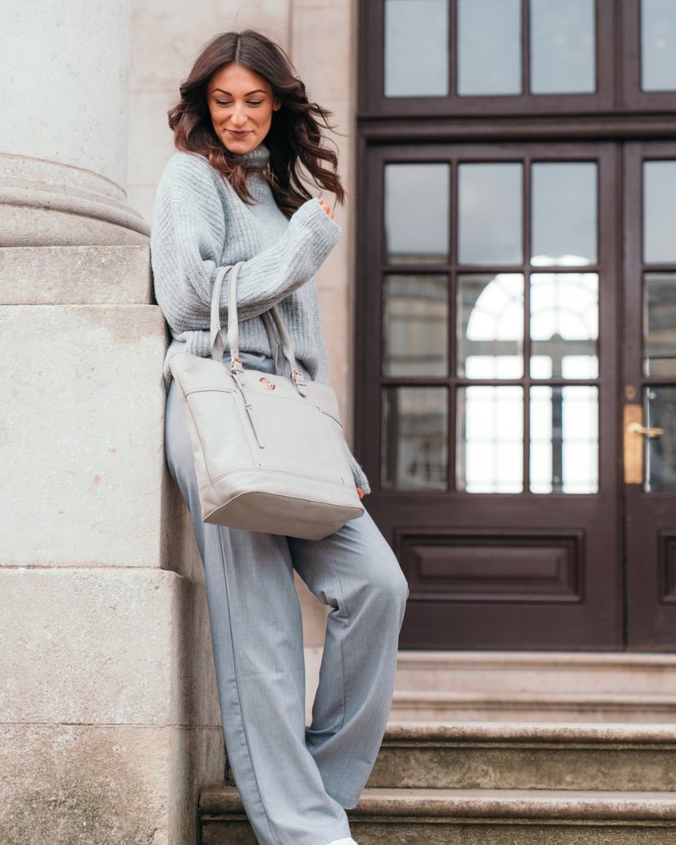 PureLuxIndia's tweet photo. Meet 'Monet', our stunning large-sized handbag from the Gold collection made from eco-friendly vegetable-tanned leather. With its timeless design and spacious interior, this bag is perfect for work or play 🕊️

Shop now using this link: https://t.co/Gz7FoHIpcQ https://t.co/g23W3JM2Y6