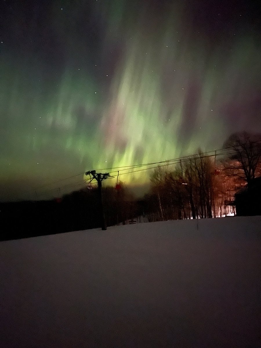 GSaulsbery's tweet image. I decided in October that I would see all 7 Natural Wonders of the World in my lifetime. I hiked the Grand Canyon in the fall, snorkeled the Great Barrier Reef 12 years ago, and *just* saw the Northern Lights. THE FREAKING NORTHERN LIGHTS!! 😯 what a dream. Four to go!