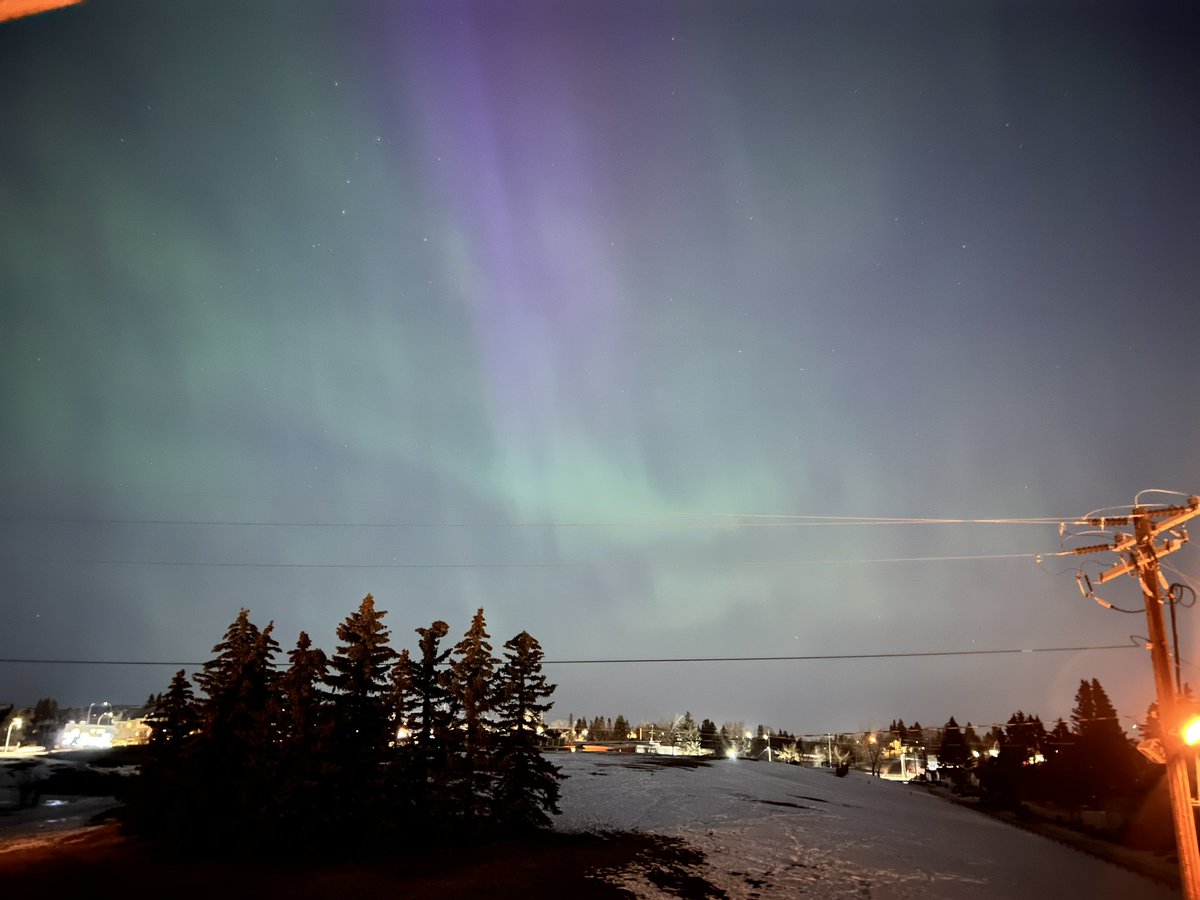 Kettel1087's tweet photo. Northern Lights #yyc https://t.co/F7BlPT59df