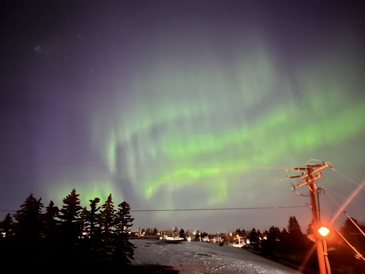 Kettel1087's tweet photo. Northern Lights #yyc https://t.co/F7BlPT59df