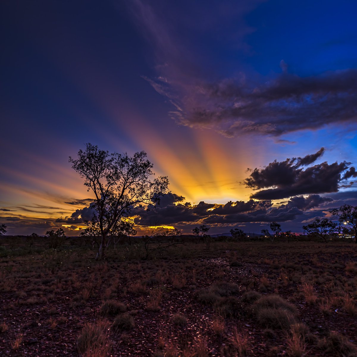 Sunset lazers, what’s an epic show this was.

#sunsets #landscapephotography #photography #pilbara #desert #colour #clouds #canonaustralia #nisifiltersanz #gothere #kuhl #shimodadesigns #sandiskapac #3leggedthing #raw_community #elitepix #naturegang