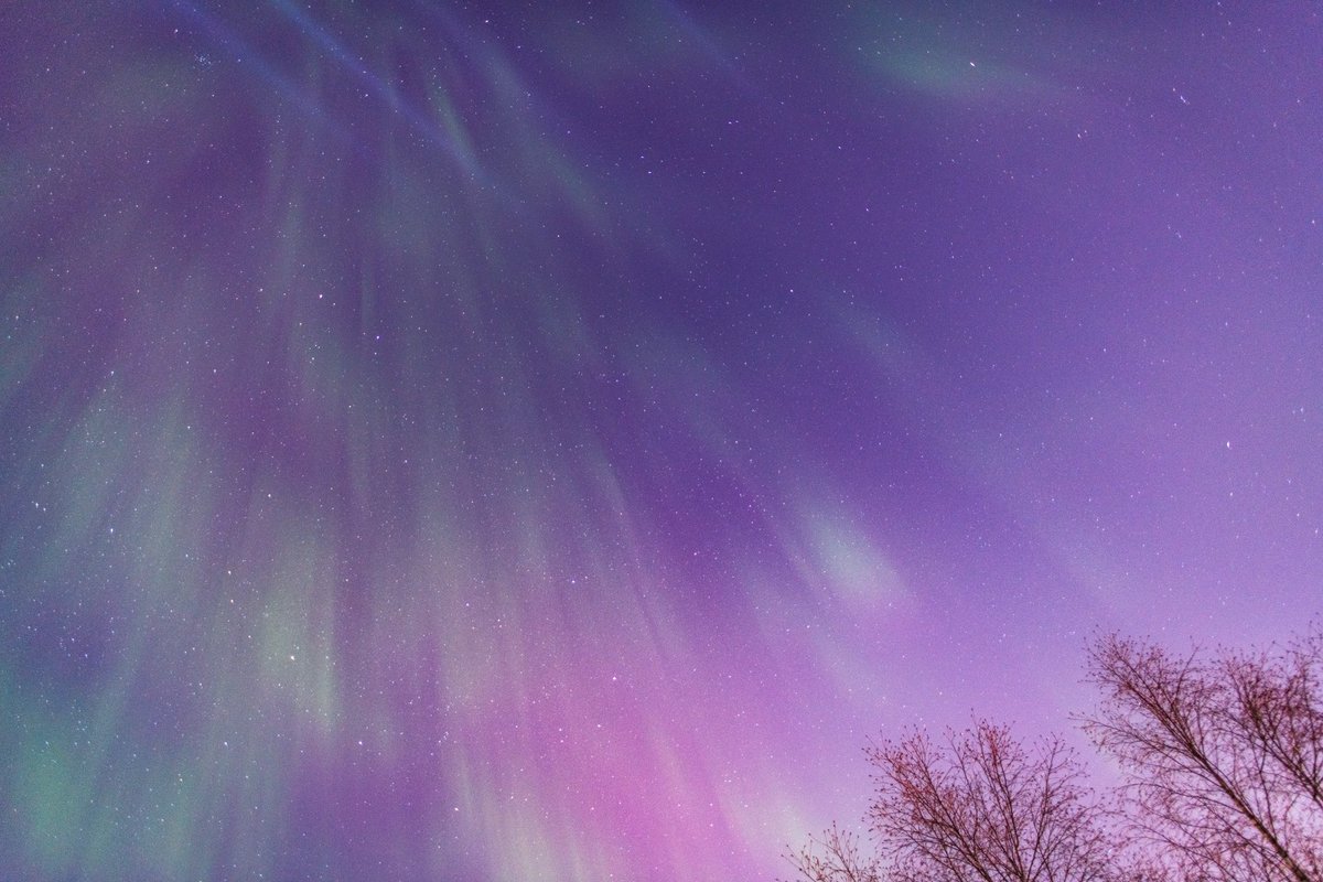 Aurora from my deck in Shakopee, MN even with all@of the city lights to the north!?! <a href="/NWSTwinCities/">NWS Twin Cities</a> <a href="/WCCOShaffer/">Chris Shaffer</a> <a href="/MPRweather/">MPR Weather</a>