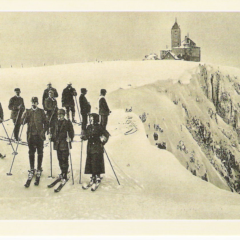 110 let od tragického příběhu B. Hanče a V. Vrbaty. Právé dnes. 24.3. 1913 běželi v <a href="/Krkonose_eu/">Krkonoše</a> mezin. závod na 50 km. Když se prudce změnilo počasí... "Syny hor" si dnes (24.3.) a o víkendu připomene <a href="/HorskaC/">HORSKÁ SLUŽBA ČR</a> a veřejnost. (📷 2x z natáčení filmu Poslední závod N. Tušl, 2media)