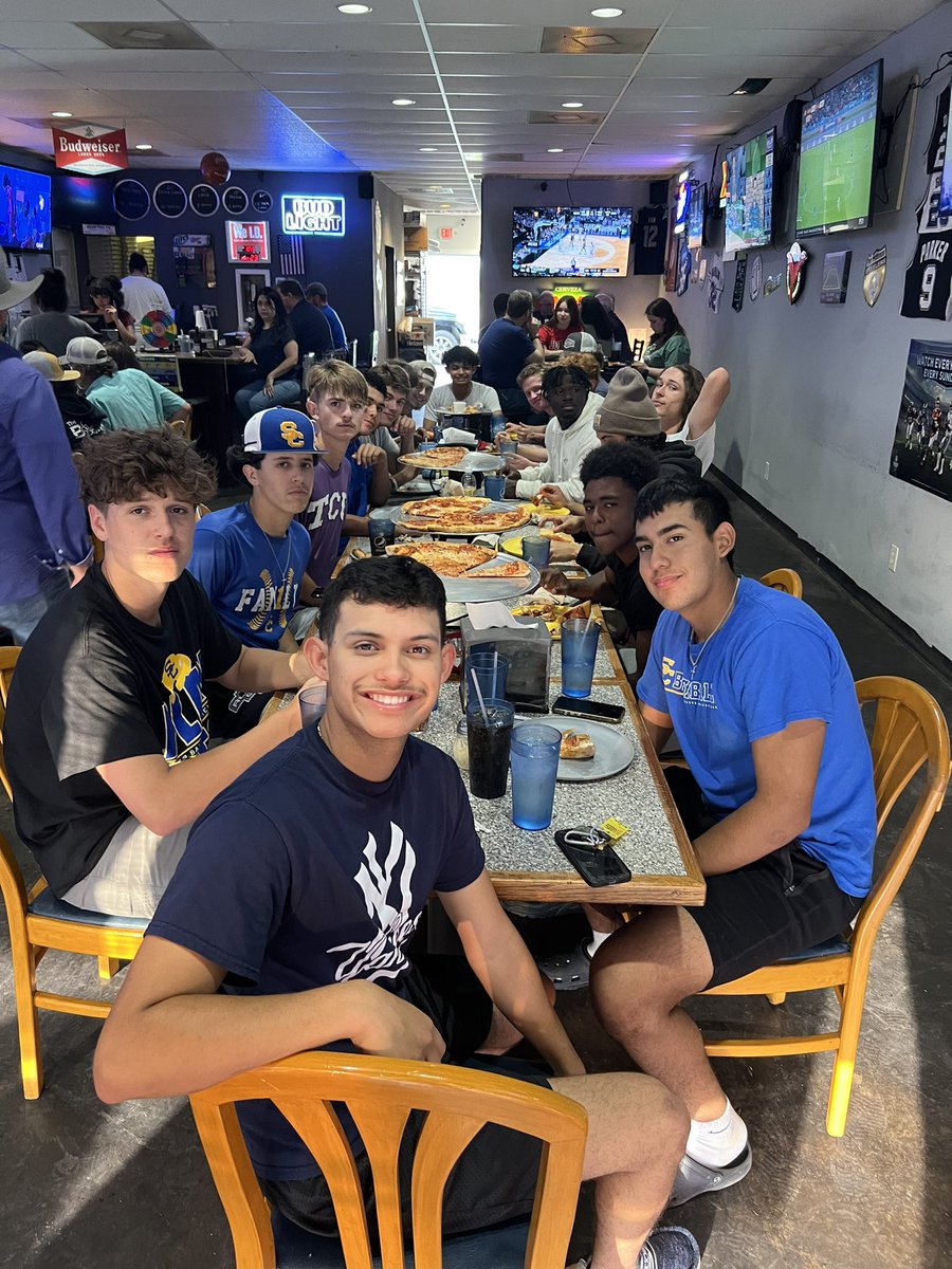 cmlerma01's tweet photo. #TeamDinner #FeedTheHerd #VarsityBaseball @ClemensBaseball  @SamuelClemensHS  @scbuffalostrong  @CruitClemens https://t.co/STHy0rHq8e