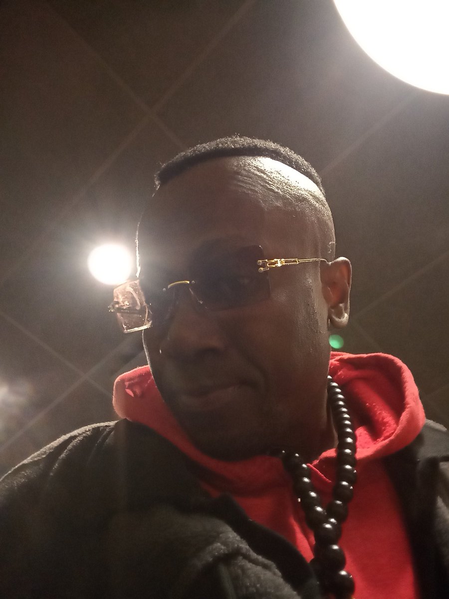DrivenNAudacity's tweet photo. Bubba's MY BOI aka rapper HAITI-BAGG-K.P.O™ lol hit da club floor 2 feel da vibe lmao hahahah 😂 🤣 😂🤣😂😂🤣 jeeeeeZzzzzzz haven't been @ a club in more than 8years lmao BOOMBOX https://t.co/iwQ822yEPJ
