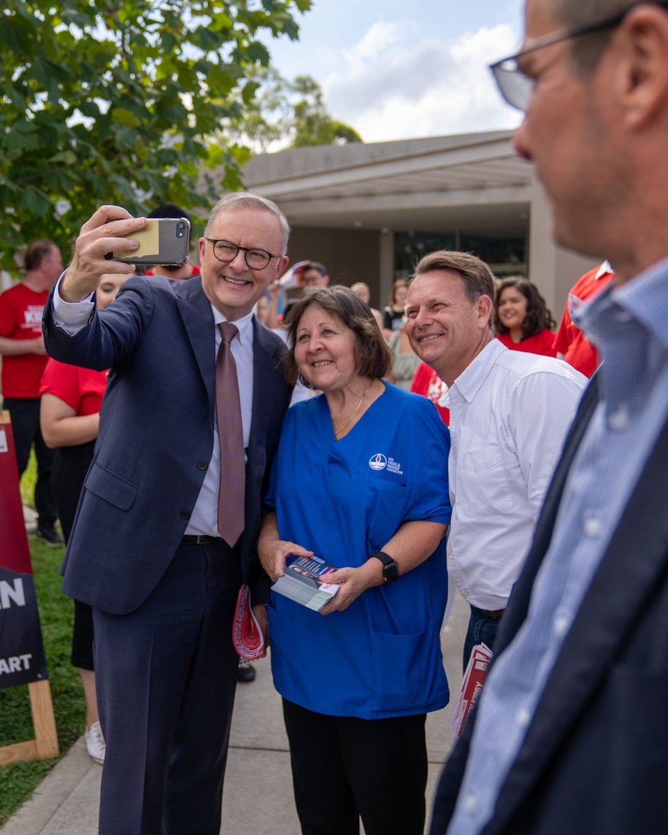 Meeting with voters in Blacktown with Warren Kirby, NSW Labor's candidate for Riverstone and @MRowlandMP. 

Warren is a proud local, and he wants to deliver the infrastructure and services the people of Riverstone deserve. 