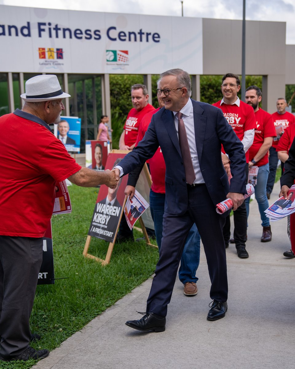 Meeting with voters in Blacktown with Warren Kirby, NSW Labor's candidate for Riverstone and @MRowlandMP. 

Warren is a proud local, and he wants to deliver the infrastructure and services the people of Riverstone deserve. 