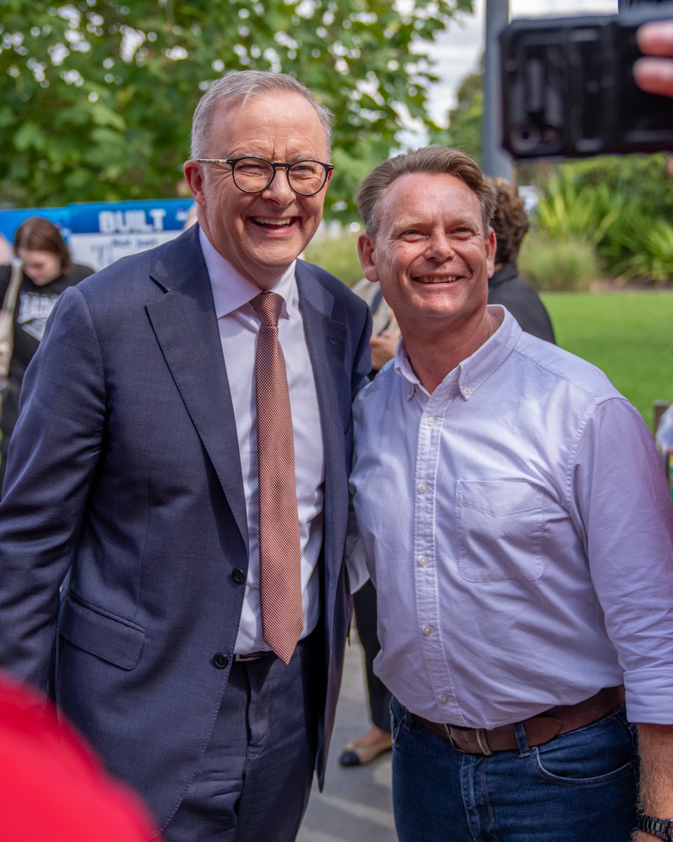 Meeting with voters in Blacktown with Warren Kirby, NSW Labor's candidate for Riverstone and @MRowlandMP. 

Warren is a proud local, and he wants to deliver the infrastructure and services the people of Riverstone deserve. 