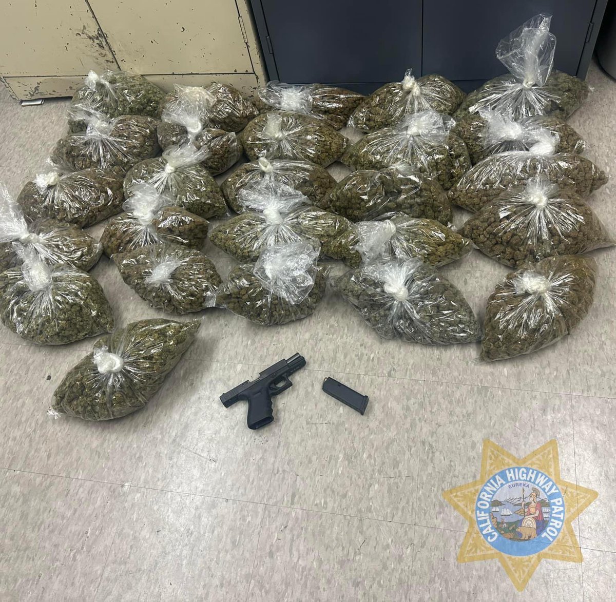henrykleeKTVU's tweet photo. Driver stopped for crossing double-white lines on I-880 near Hwy 92 busted for having 26 lbs of marijuana in backseat &amp; loaded handgun, per @CHPHayward https://t.co/M1lMkKycTo