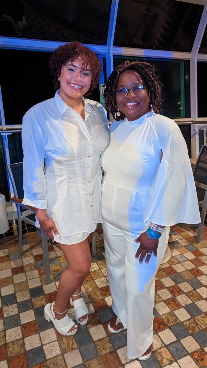 EOS_SGRho's tweet photo. Sorors enjoyed the cruise. 💙💛
 #SigmaGammaRho #SGRhoSWRegion #Greater #82ndSWRC #cruisingwithlove #SigmaSWR #SGRho https://t.co/DOGzVwj6AT