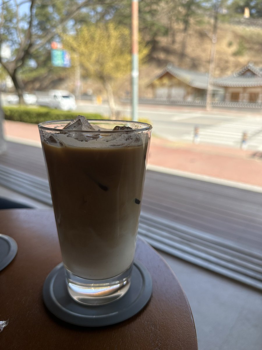 타원형이네 이쁜 내 라떼

#bugcity <a href="/bug4what/">Bug👾</a> <a href="/Bug4city/">BugCity🐞</a> #NFTs