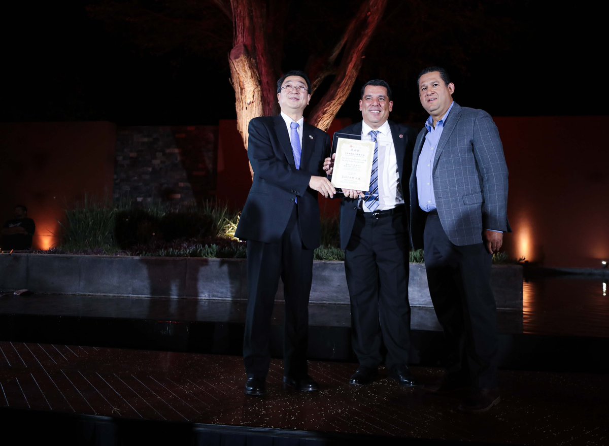 diegosinhue's tweet photo. En el @gobiernogto nos unimos al reconocimiento, “Embajador de Buena Voluntad de la Cocina Japonesa”, a un hombre que ha sabido llevar a la mesa, la grandeza de la gastronomía de 🇯🇵Japón: Felipe Ytuarte, quien abrió el primer restaurante de comida japonesa, Sushitai, y posteriormente Sato, Itacate y Sake Bar.
¡Enhorabuena!