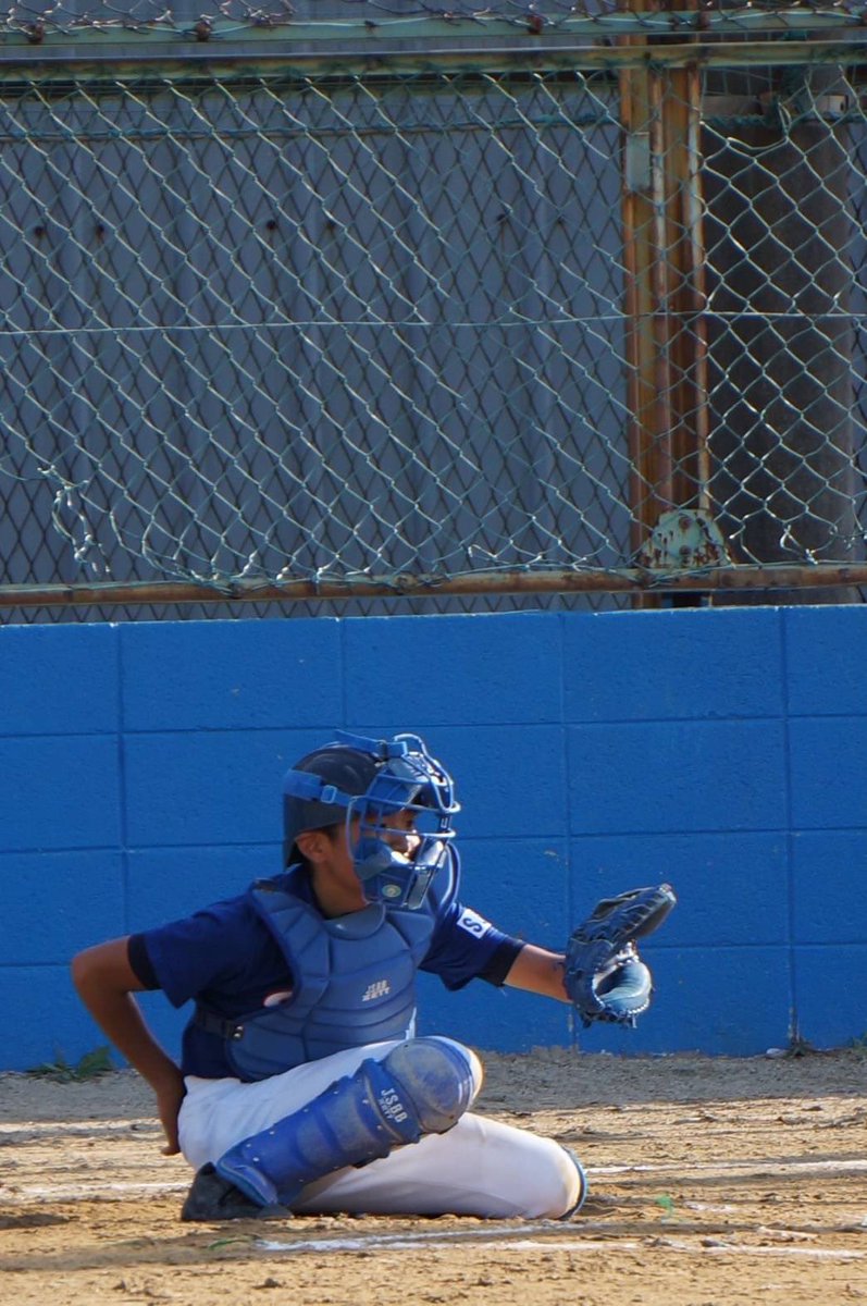 4回　LB  うぇるち

うぇるちこと上内颯真。愛称の印象強すぎてほんまの名前忘れられがち。普段はイケボで寡黙で真面目ですが、酔うと突然トリスのハイボール歌います。1人で卒業証書授与します。でも体幹凄すぎて酔ってもこけません。
彼のするどいタックルに今年も期待大🏈
byみはる