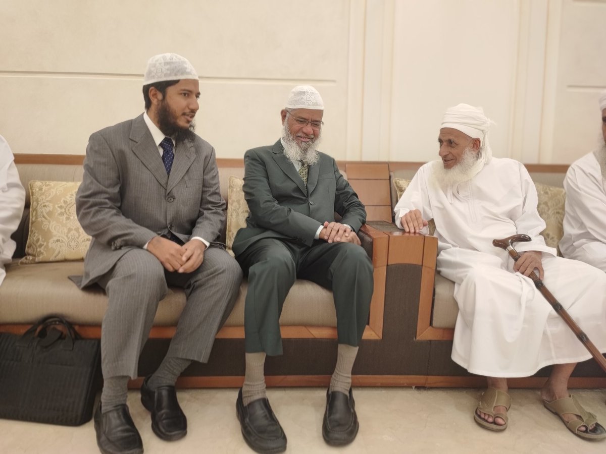 مما استفدته من محاضرة د. #ذاكر_نايك
عندما قال أن هذا القرآن إذا ارتبطت به تصبح لك الأفضلية في العالم
✅فجبريل نزل به فأصبح سيد الملائكة
✅رمضان نزل فيه القرآن فاصبح خير الشهور
✅ليلة القدرة نزل فيها القرآن فاصبحت خير الليالي
✅النبي محمد نزل عليه فاصبح خير البشر
✅الأمة التي نزل