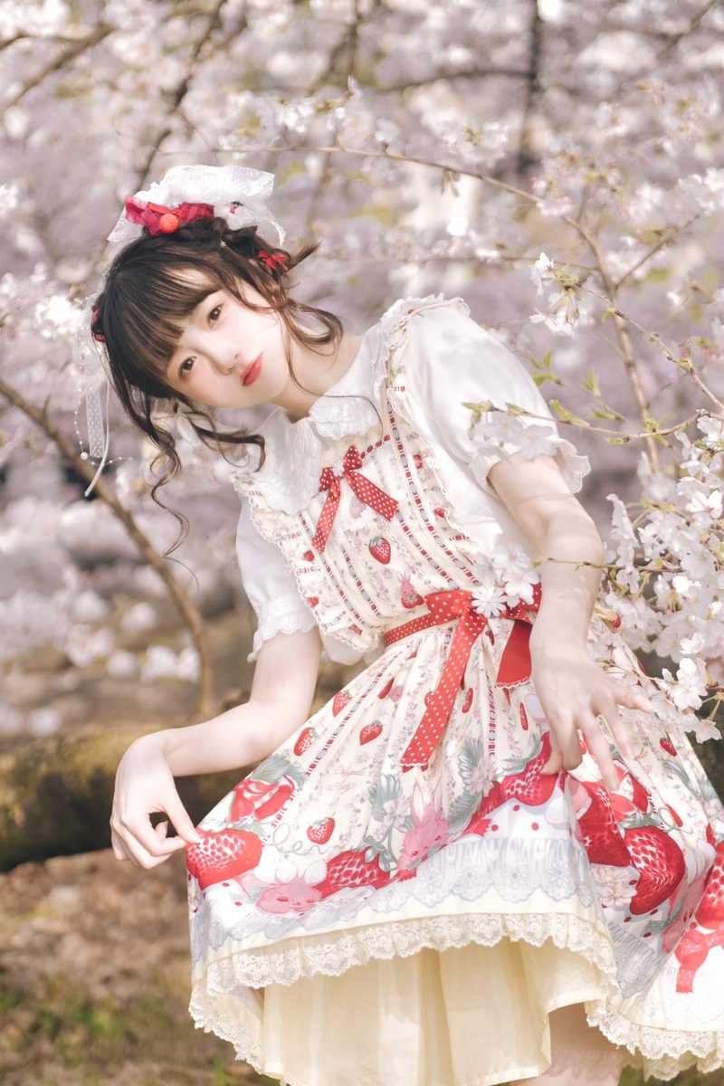 dzzdm's tweet photo. 🌸と🍓

#ポートレート #桜 https://t.co/u21wBkozXv
