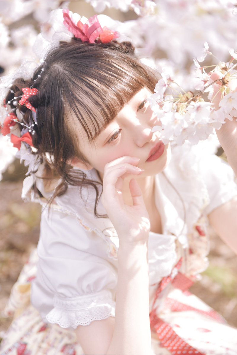 dzzdm's tweet photo. 🌸と🍓

#ポートレート #桜 https://t.co/u21wBkozXv