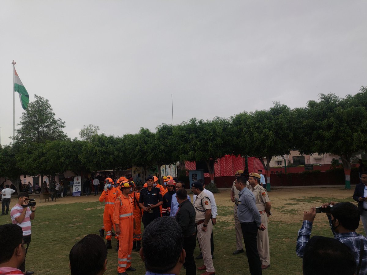 Devansh49984299's tweet photo. Earthquake DRILL BVCOE @DelhiPolice @NDRFHQ https://t.co/8Tn6A9Z9n4